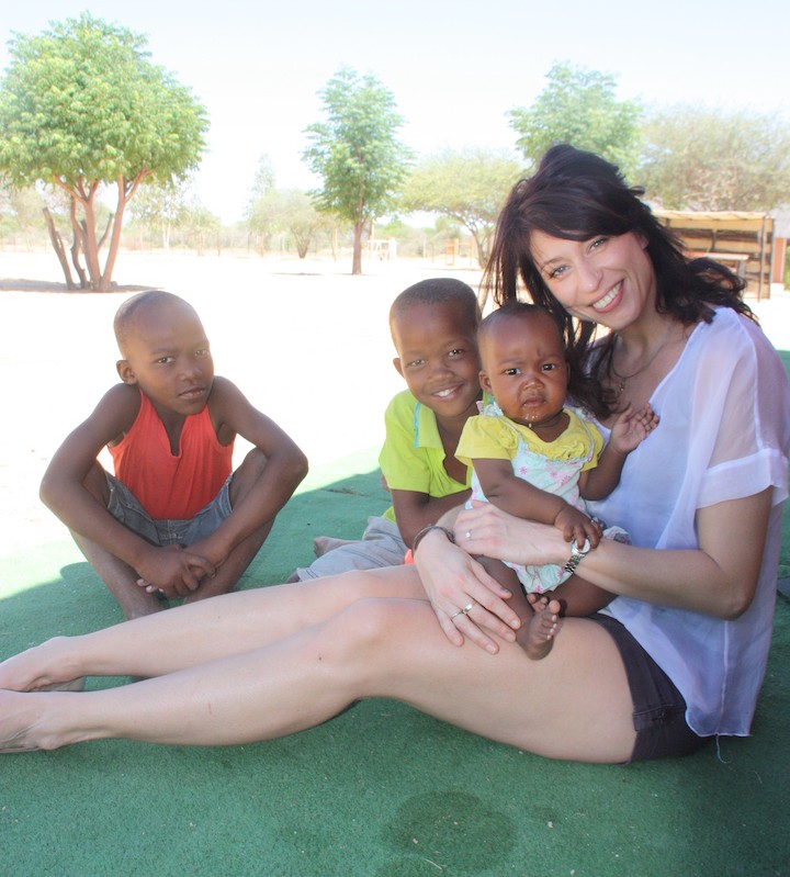 Sylvia Guttenberger zusammen mit afrikanischen Kindern